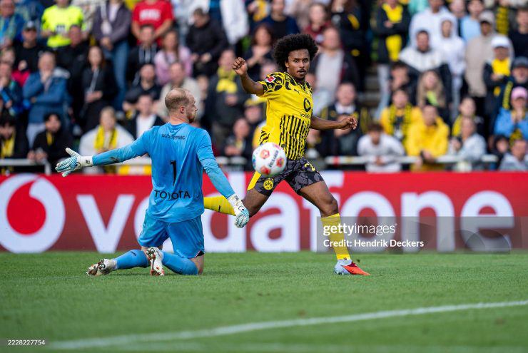Dortmund (áo vàng) thi đấu ấn tượng