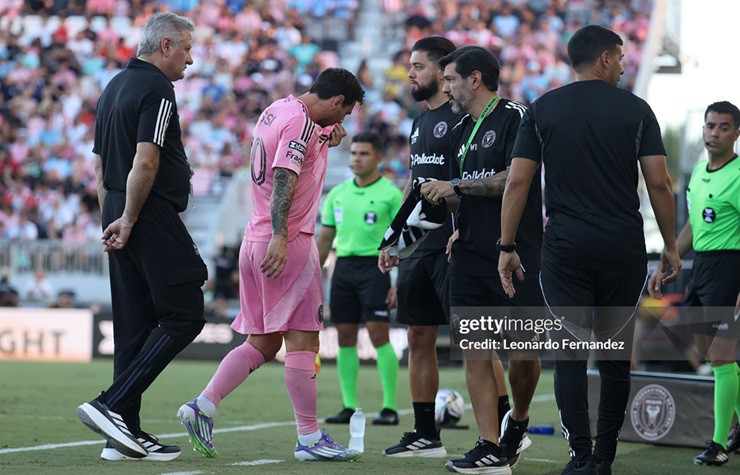 Messi chấn thương rời sân sớm