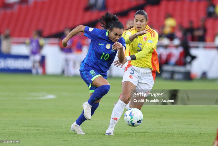 ĐT nữ Brazil (áo xanh) và Colombia thi đấu nỗ lực