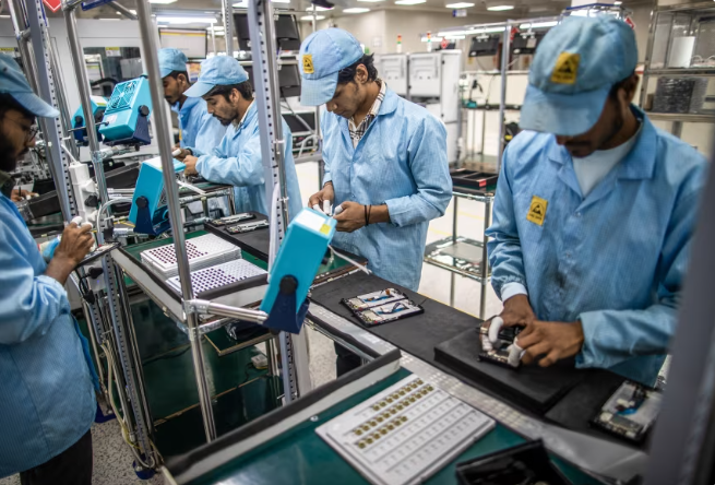 Nhân viên làm việc trên dây chuyền lắp ráp điện thoại di động tại Noida, Ấn Độ. Hàng hóa từ Ấn Độ sẽ phải chịu mức thuế "có đi có lại" 25%.&nbsp;