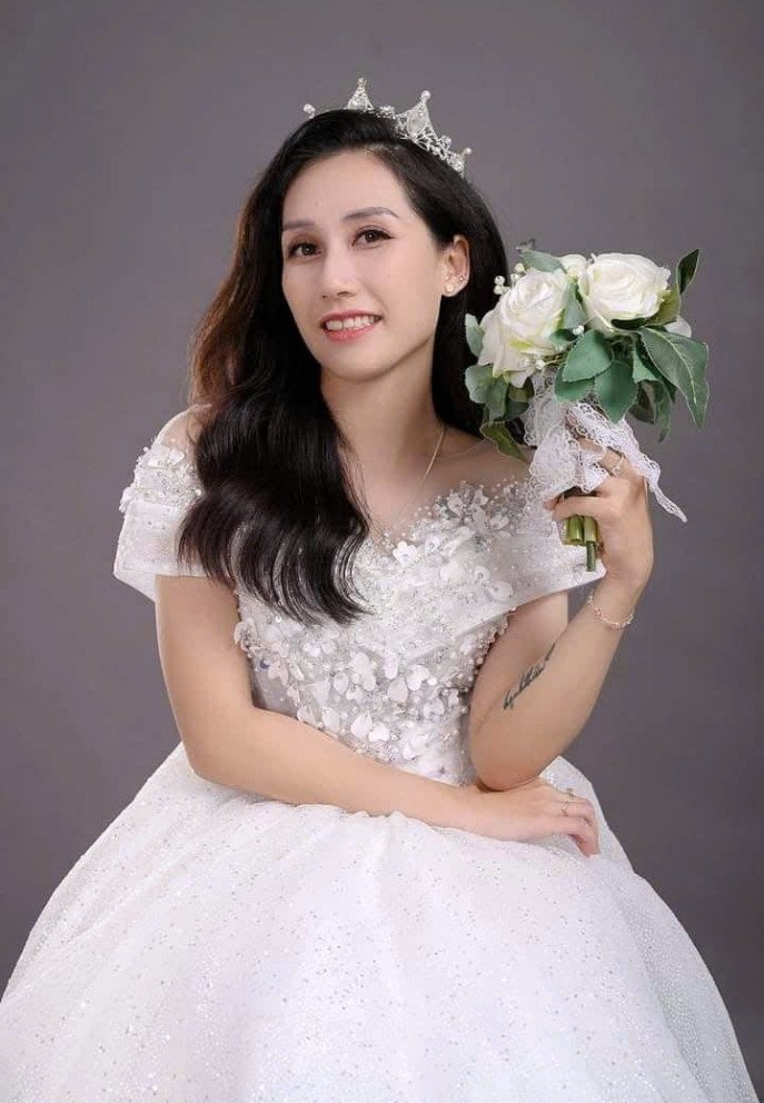 Diễn viên hạnh phúc trong giây phút mặc váy cô dâu. Cô từng trải qua vài lần dang dở trong tình yêu chỉ vì cơ thể khuyết tật.&nbsp;