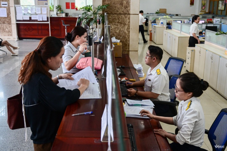 Bị hoãn xuất cảnh vì bỗng dưng là người đại diện pháp luật cho một công ty, người nộp thuế hỏi Bộ Tài chính. Ảnh: Thạch Thảo