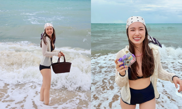 Trước đó một tháng, diễn viên đón hè ở biển Pattaya, Thái Lan. Cô kết hợp đồ tắm đen, tạo điểm nhấn với áo khoác dệt kim mỏng, túi đi chợ và khăn bandana trùm đầu.