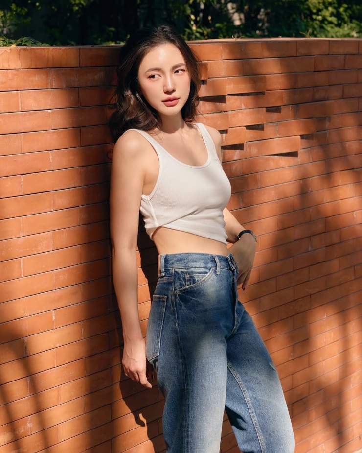 Sanook cho biết nhiều thiếu nữ Thái Lan bắt chước diễn viên phối áo ba lỗ với quần jeans khi dạo chơi trên phố ngày hè.