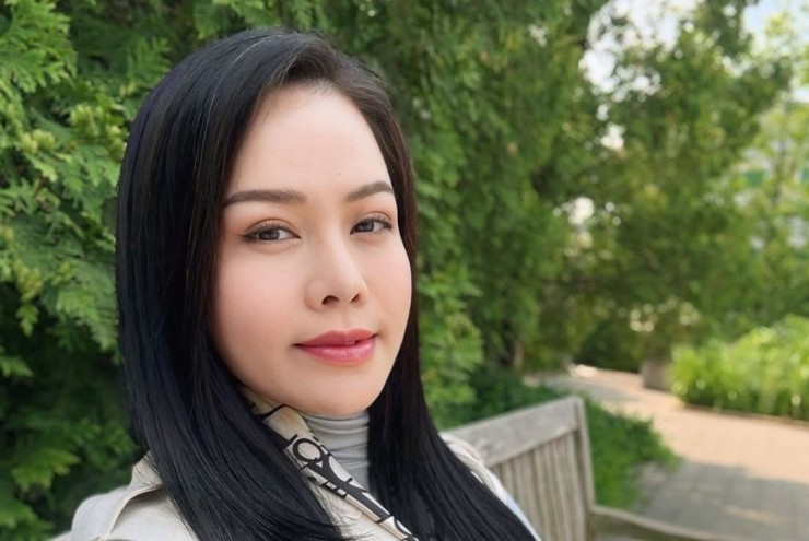 Mẹ đơn thân giàu có nhất nhì showbiz, bình yên viên mãn bên con gái nhỏ trong biệt thự bề thế