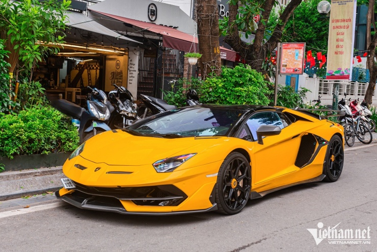 Mới đây, một chiếc Lamborghini Aventador xuất hiện trên đường phố Hà Nội cùng biển số tứ quý 8 cũng khiến nhiều người không khỏi bất ngờ. Theo tìm hiểu của báo VietNamNet, biển số 30K-788.88 của xe trúng đấu giá lần 1 với giá 1,39 tỷ đồng, sau đó được đấu giá lại lần 2 với mức giá trúng là 955 triệu đồng.