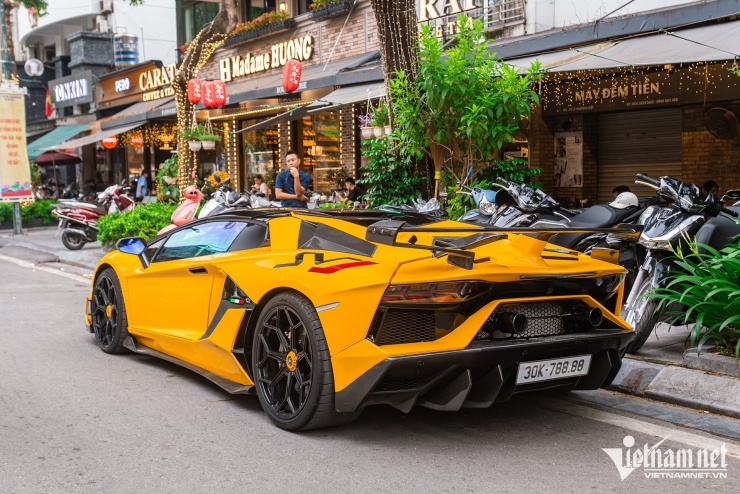 Như vậy, đây là chiếc Lamborghini thứ 5 tại Việt Nam đang gắn biển số tứ quý, sau ba chiếc Lamborghini Huracan gắn biển số tứ quý 8 và 9 cùng một chiếc Lamborghini Urus biển số tứ quý 9. Trước đó, chiếc Aventador LP700-4 đầu tiên về nước ta cũng mang biển số 51A-899.99 nhưng hiện đã đổi chủ và biển số mới.