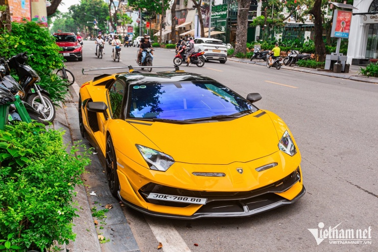 Chiếc Lamborghini Aventador này thuộc phiên bản LP700-4 Roadster, từng được chào bán với giá khoảng 20 tỷ đồng. Xe đã nâng cấp lên phiên bản SVJ Roadster (bản giới hạn 800 chiếc trên toàn thế giới), đồng thời làm mới hoàn toàn khoang nội thất. Ước tính chi phí để “lên đời” chiếc xe tốn khoảng 500 triệu đồng của chủ xe.