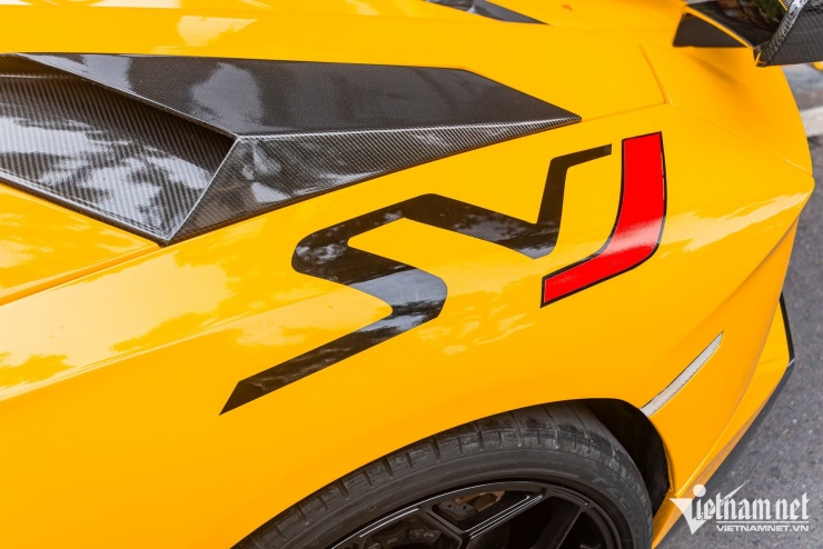 Vòm bánh sau thêm logo SVJ, tuy nhiên chi tiết này dùng decal dán. Với phiên bản SVJ do Lamborghini sản xuất, riêng tùy chọn này có giá lên tới hàng trăm triệu cho tới 1 tỷ đồng tùy theo yêu cầu của khách hàng.