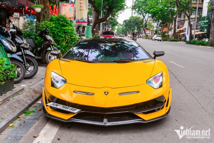 Lamborghini Aventador LP700-4 sử dụng động cơ V12 hút khí tự nhiên, dung tích 6.5 lít, sản sinh công suất lên tới 691 mã lực và mô-men xoắn cực đại 690 Nm, kết hợp hệ dẫn động 4 bánh cùng hộp số ly hợp kép 7 cấp. Xe dễ dàng tăng tốc 0-100 km/h trong 2,9 giây trước khi đạt vận tốc tối đa 349 km/h.