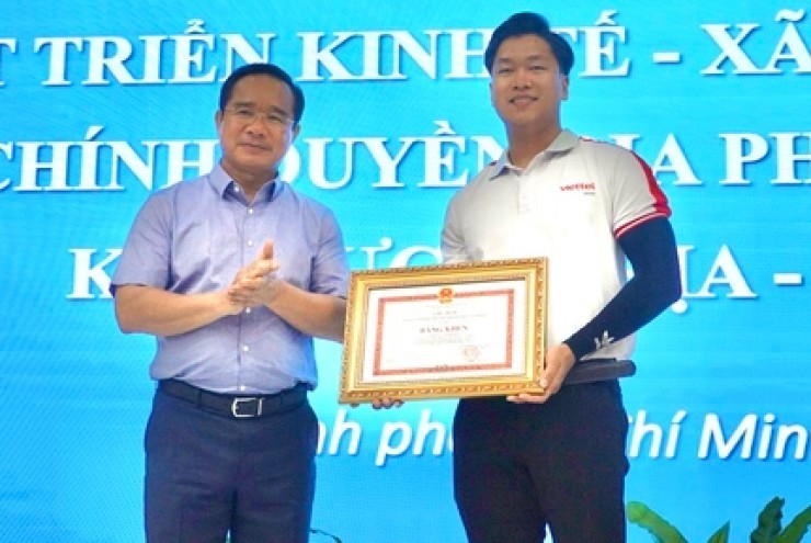 Chủ tịch UBND TP HCM tặng bằng khen cho " người hùng " cứu bé gái bị đuối nước ở Vũng Tàu