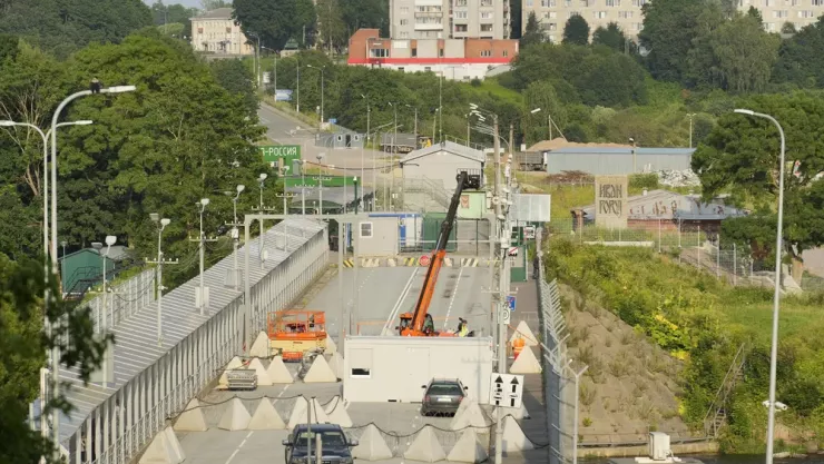 Cổng kim loại và rào chắn đang được dựng lên tại cửa khẩu biên giới Narva giữa Estonia và Nga. Ảnh: Dmitri Fedotkin/ERR