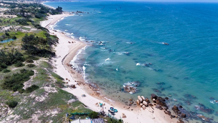 Khu vực nhóm anh Tường lựa chọn dừng chân cắm trại có biển xanh trong, cát trắng trải dài rất đẹp mắt