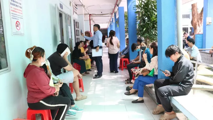 Phụ huynh và học sinh chờ nộp hồ sơ xét tuyển bổ sung vào Trường THPT Diên Hồng. Ảnh: TT