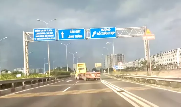 Hình ảnh xe đầu kéo lạng lách, đánh võng trên cao tốc TP.HCM - Long Thành - Dầu Giây. Ảnh cắt từ clip