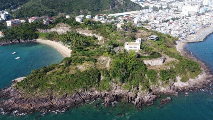 Di tích lầu Bảo Đại nằm trên núi Cảnh Long hướng ra vịnh Nha Trang.