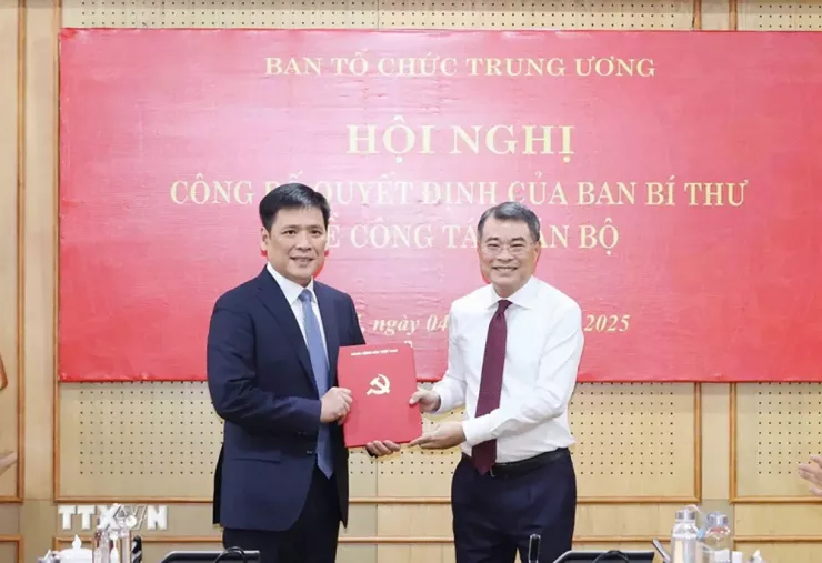 Ông Lê Minh Hưng, Ủy viên Bộ Chính trị, Bí thư Trung ương Đảng, Trưởng Ban Tổ chức Trung ương, trao Quyết định của Ban Bí thư cho ông Nguyễn Thanh Bình. Ảnh: TTXVN