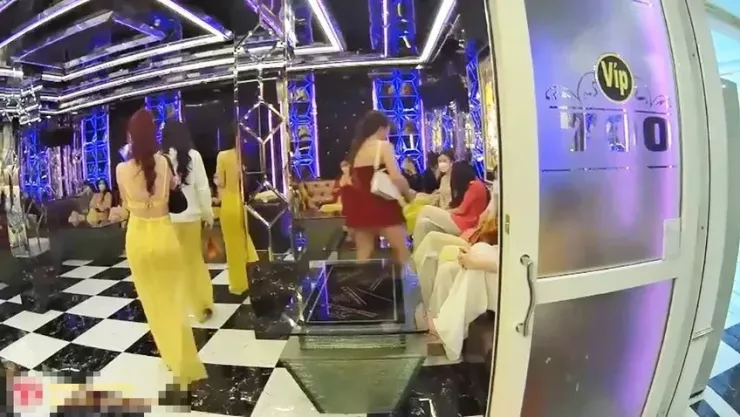 Công an TP.HCM phát hiện nhóm tổ chức hoạt động môi giới mại dâm tại khách sạn - massage - karaoke quận 3, quận 5 vào tháng 1-2023. Ảnh: CA