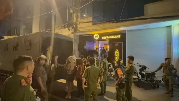 Công an kiểm tra nhà hàng karaoke hoạt động không phép và chỉ nhận phục vụ khách nước ngoài, chủ yếu là người Hàn Quốc, Trung Quốc hồi năm 2024. Ảnh: CA