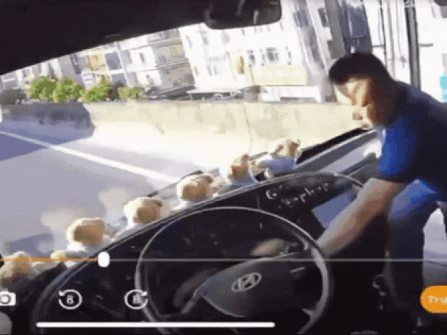 Tài xế ô tô con lao lên xe khách rút chìa khóa rồi bỏ đi, mặc kệ 40 hành khách bên trong