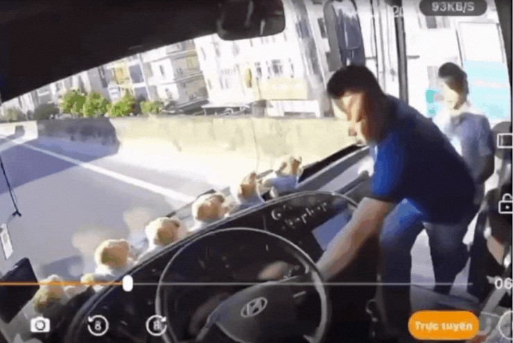 Tài xế ô tô con lao lên xe khách rút chìa khóa rồi bỏ đi, mặc kệ 40 hành khách bên trong