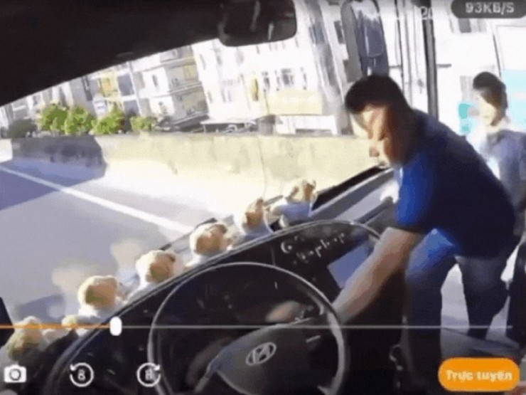 Tài xế ô tô con lao lên xe khách rút chìa khóa rồi bỏ đi, mặc kệ 40 hành khách bên trong