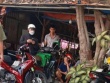 Nam thanh niên tự đâm vào bụng mình, người bán dao nhanh chóng rời hiện trường