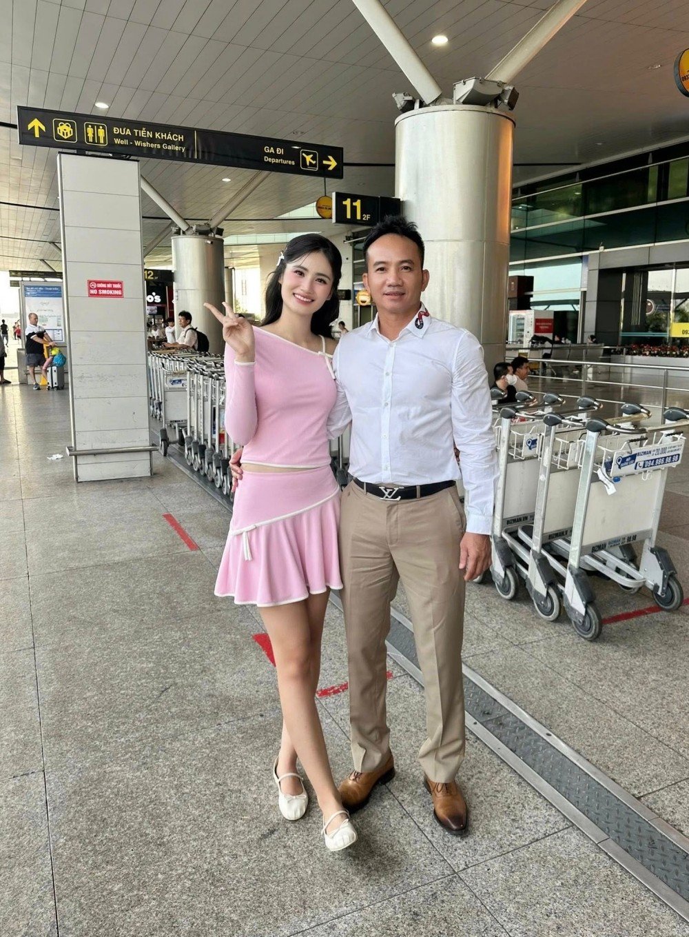 Hoa hậu Ý Nhi trở lại Úc học tập, trang phục sân bay được khen đáng yêu - 1