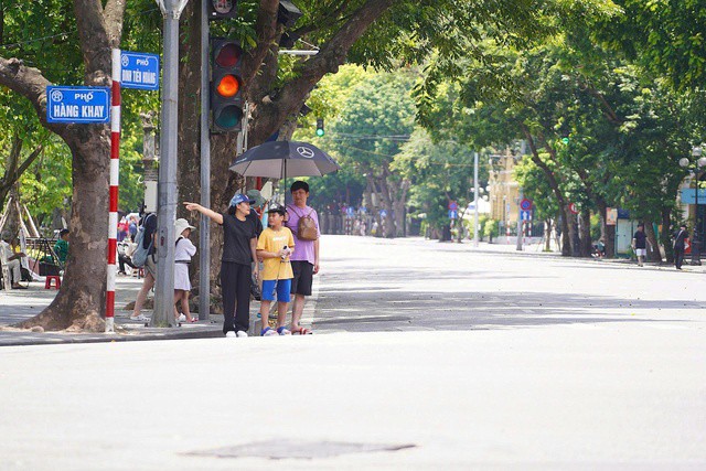 Nhiều khu vực nắng nóng gay gắt trước khi chuyển mưa dông. Ảnh: Thành Long