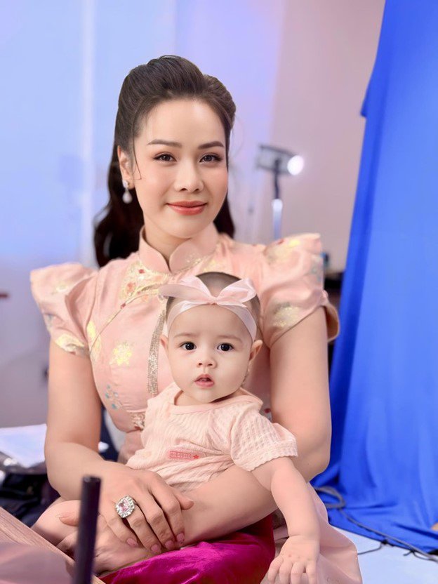 Ở tuổi 40, Nhật Kim Anh đang hạnh phúc bên con gái nhỏ.