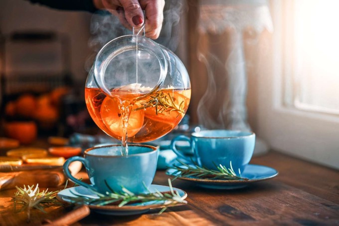 Uống trà thảo mộc giúp tăng cường chất lượng giấc ngủ, thúc đẩy hiệu quả đốt mỡ thừa.