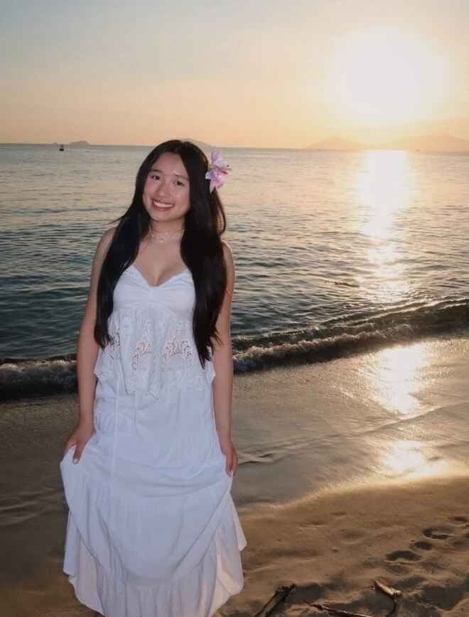 Ngày 2/8, rich kid Jenny Huỳnh (tên thật Huỳnh Việt Hoàng Vy, sinh năm 2005) đăng loạt hình check-in tại biển Hội An nhân dịp về Việt Nam.