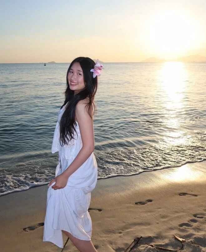 Jenny Huỳnh diện chiếc áo phối ren, cùng chân váy maxy cùng tông màu trắng. Bài đăng thu hút hơn 23.000 lượt yêu thích sau ít giờ.