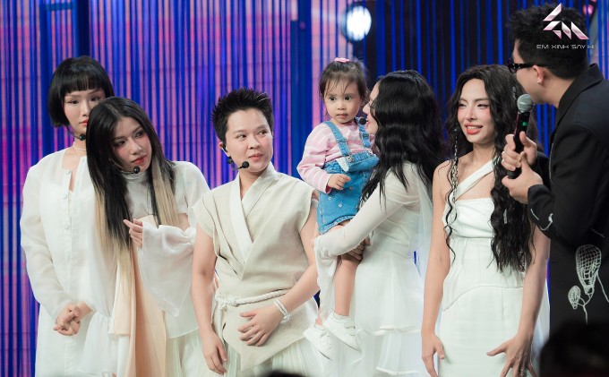 Bảo Anh bế con gái giới thiệu với mọi người trên sân khấu chương trình.
