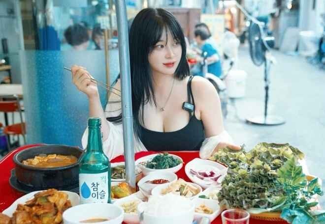 Sau làn sóng chỉ trích năm nào, Kim Woo Hyeon không để những lời tiêu cực ảnh hưởng đến mình.