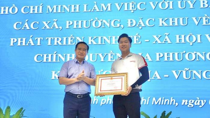 Chủ tịch UBND TP HCM Nguyễn Văn Được trao bằng khen cho anh Cao Thành Đạt