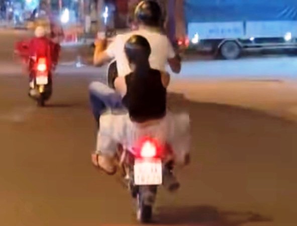 Thanh niên bốc đầu xe máy