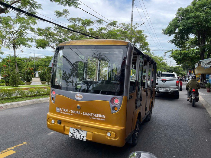 Xe điện 4 bánh hoạt động quanh khu vực Phố cổ Hội An (phường Hội An, TP Đà Nẵng)