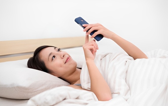 Vừa thức dậy đã cầm điện thoại xem tin nhắn, lướt mạng xã hội ngay là thói quen của rất nhiều người.