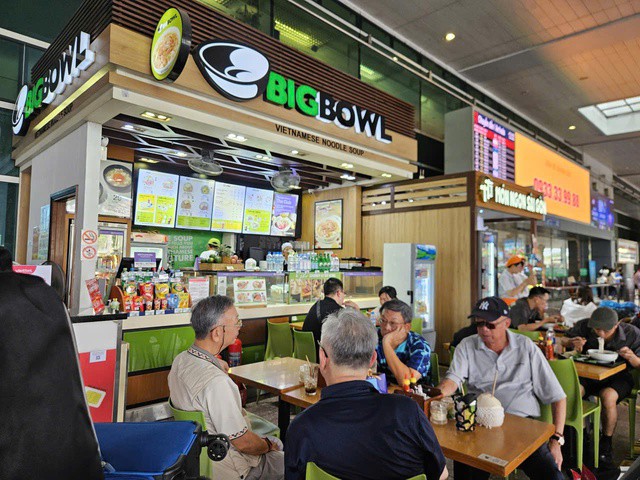 Cửa hàng Big Bowl ở nhà ga quốc tế Tân Sơn Nhất, một tô phở bò Wagyu có giá từ 150.000 – 333.000 đồng (tùy loại thường hay đặc biệt)
