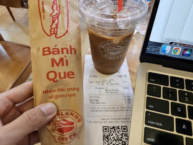 Giá combo bánh mì que và cà phê sữa đá size S ở nhà ga quốc nội sân bay Tân Sơn Nhất là 70.000 đồng, nếu nhà ga quốc tế, giá là 80.000 đồng, cao hơn nhiều so với các cửa hàng cùng hệ thống bên ngoài