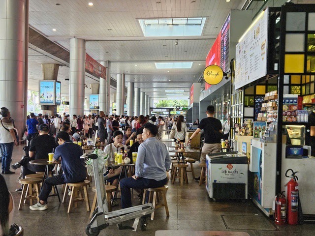 Hành khách ngồi ở các cửa hàng bán đồ ăn, thức uống khu vực nhà ga quốc tế, sân bay Tân Sơn Nhất