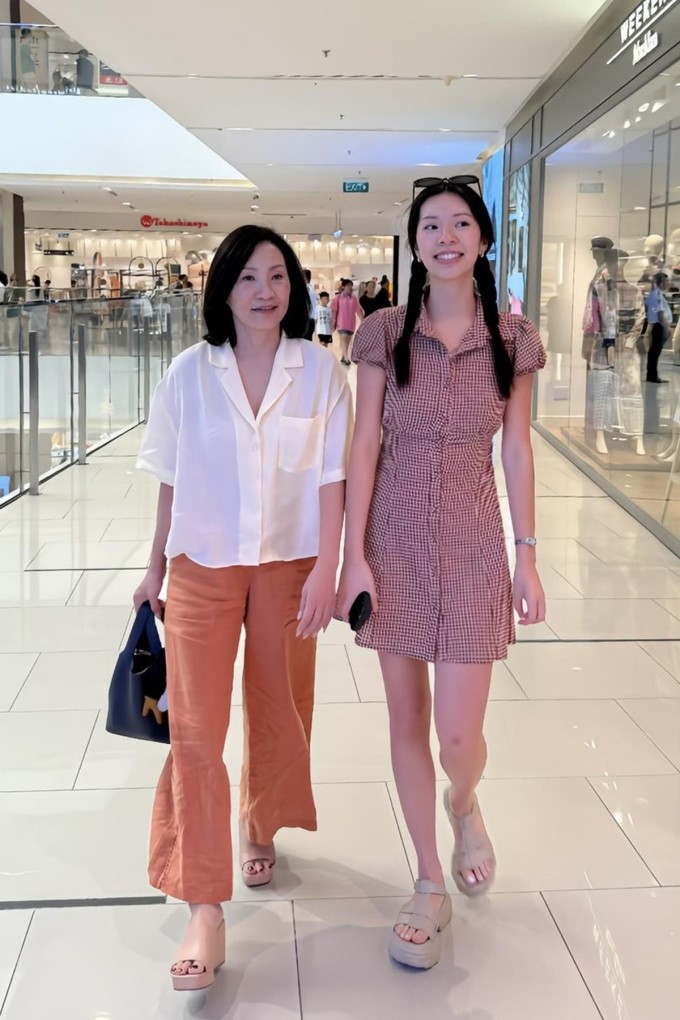 Hai mẹ con nghệ sĩ cùng đi mua sắm trong những ngày ở Việt Nam.