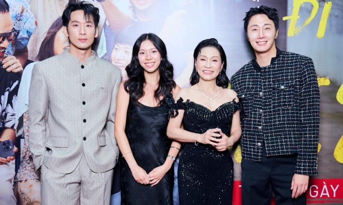 Con gái thứ hai cùng nghệ sĩ Hồng Đào dự ra mắt phim 'Mang mẹ đi bỏ' tại TP HCM hôm 29/7, gặp gỡ hai tài tử Tuấn Trần và Jung Il Woo (phải).