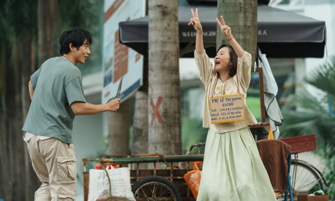 Nghệ sĩ Hồng Đào thể hiện nhân vật người mẹ không tỉnh táo trong phim 'Mang mẹ đi bỏ'.