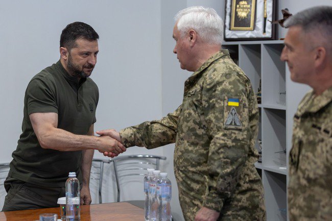 Tổng thống Ukraine Volodymyr Zelensky hôm 3-8 bổ nhiệm trung tướng Anatolii Kryvonozhko làm tư lệnh không quân. Ảnh: Văn phòng Tổng thống Ukraine