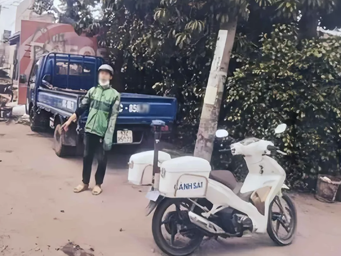 Công an đưa P.V.T đến nơi xảy ra vụ việc