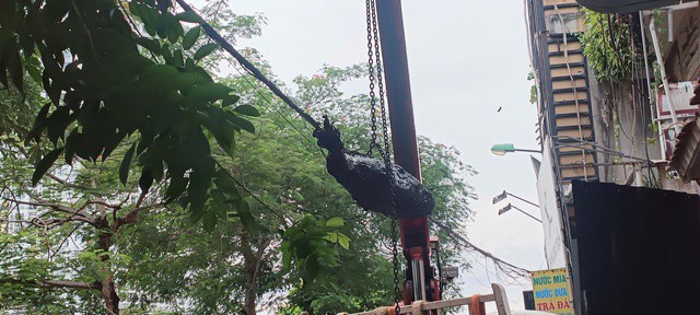 Sáng 4/8, trên các trang mạng xã hội lan truyền thông tin về một vật thể nghi là bom được phát hiện trong quá trình đào móng tại Khương Trung.