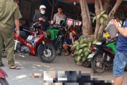 Nam thanh niên tự đâm vào bụng mình, người bán dao nhanh chóng rời hiện trường