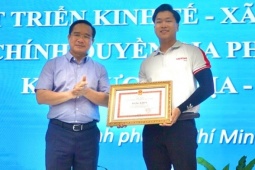 Chủ tịch UBND TP HCM tặng bằng khen cho  " người hùng "  cứu bé gái bị đuối nước ở Vũng Tàu